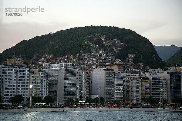 Blick über die Gebäude am Strand der Copacabana mit der Pavaozinho-Favela im Hintergrund  Rio de Janeiro  Brasilien.