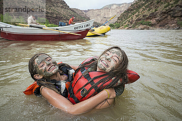 Zwei Mädchen mit Schlamm im Gesicht  Green River  Utah  USA