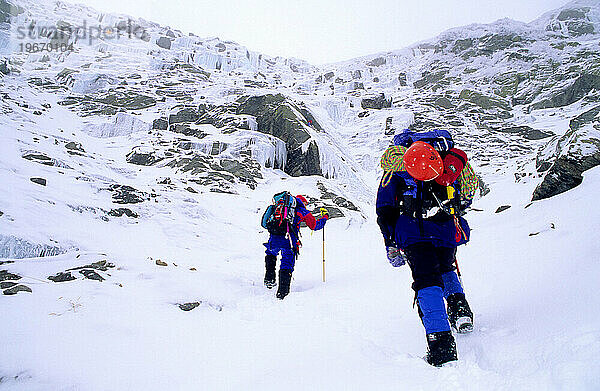 Zwei Bergsteiger in Tuckerman Ravine  New Hampshire.