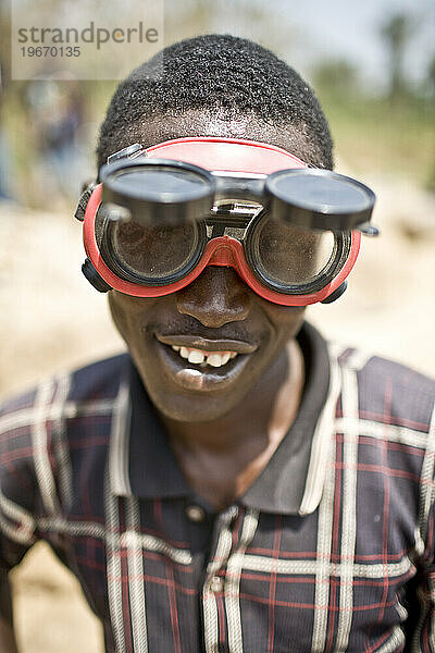 Porträt eines glücklichen liberianischen Mannes mit großer Brille