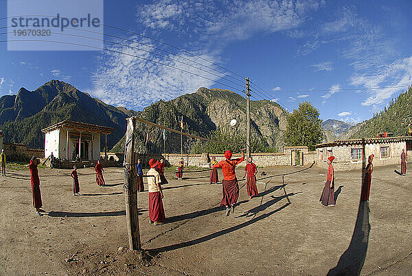 Mönche genießen einen schulfreien Tag beim Volleyballspielen in Nepal.