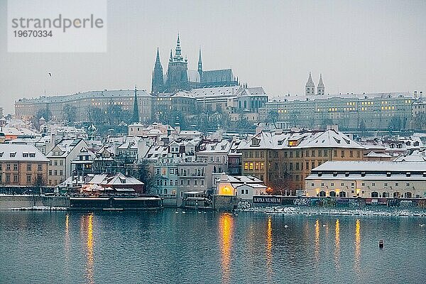 Winterdämmerung in Prag  Schnee  niemand  Licht an  Prager Burg