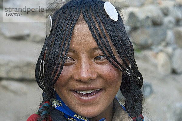 Tibetische Nomadenfrau lächelt