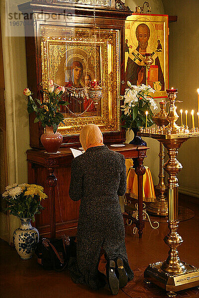 Frau betet in der St.-Georgs-Kirche  Moskau  Russland.