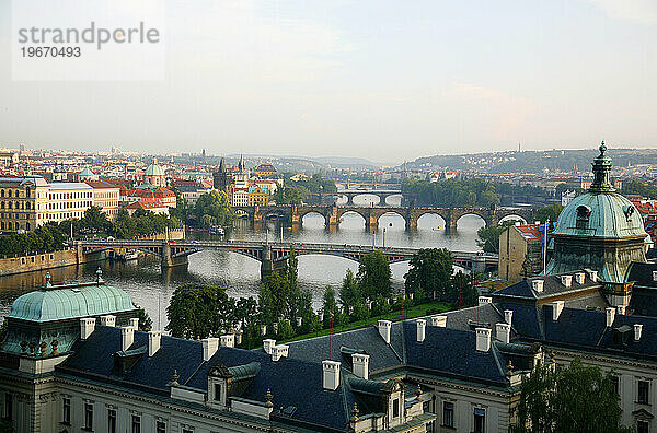 Blick auf die Moldau und die Brücken vom Letná-Hügel  Prag  Tschechische Republik.