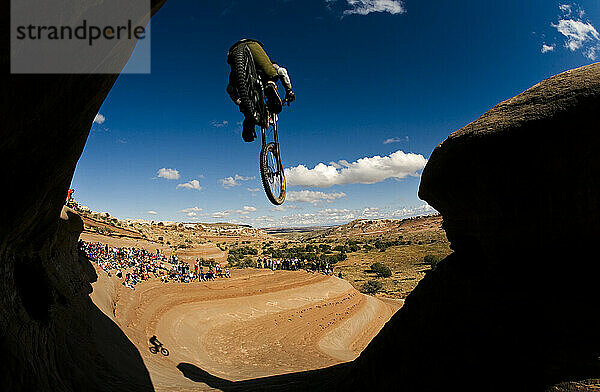 Mountainbiker springt in der Luft von einer Klippe  Moab  Utah.