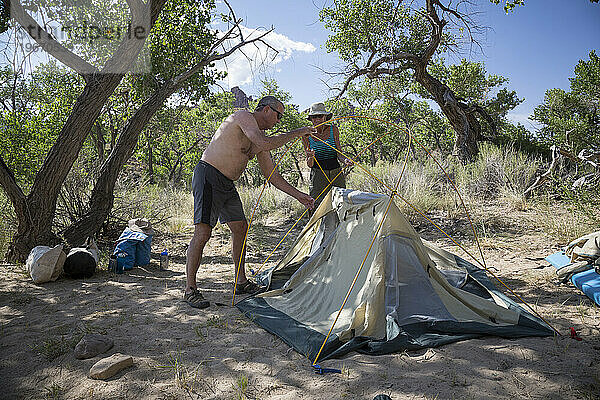 Menschen bauen Zelt am Strand  Green River  Utah  USA auf