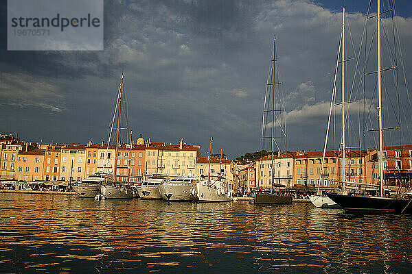 Yachten und Boote im Hafen  St. Tropez  Var  Provence  Frankreich.