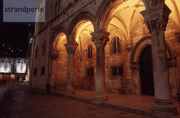 Kroatien. Altstadt von Dubrovnik. Der Rektorenpalast und der Sponza-Palast werden nachts beleuchtet.