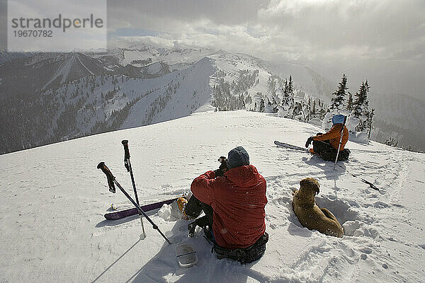 Mann  Frau und Hund machen Mittagspause beim Skitourengehen  British Columbia  Kanada