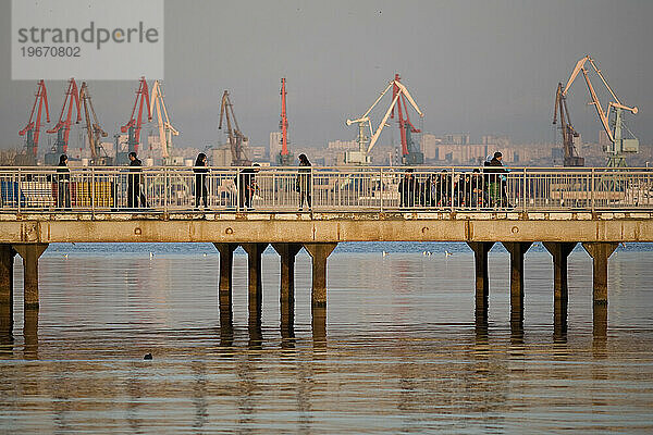 Hafen von Baku am Kaspischen Meer in der Nähe von Baku  Aserbaidschan.
