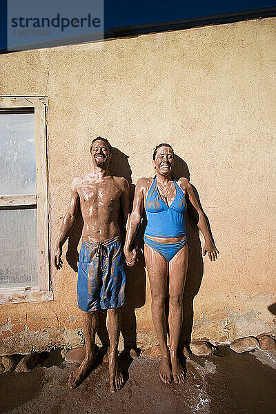 Darcy und Michael Schwerin sind mit Schlamm bedeckt in den Ojo Caliente Mineral Springs  New Mexico.