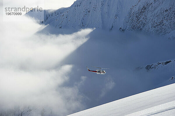 Ein Hubschrauber über den Wolken.