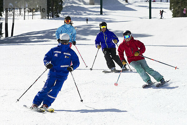 Eine Gruppe von Skifahrern folgt ihrem Skilehrer im Winter im Kirkwood Mountain Resort in Kirkwood  Kalifornien  eine präparierte Piste entlang.