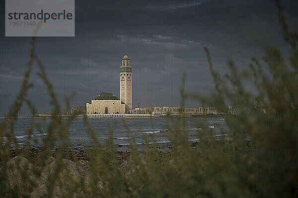 Am Ufer des Mittelmeers steht eine große Moschee.