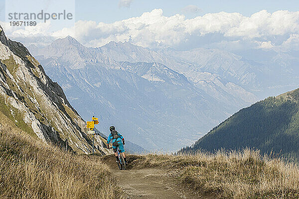 Mountainbiker auf unbefestigter Straße in den Bergen  Chamonix  Haute-Savoie  Frankreich