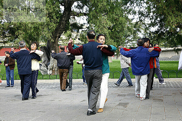 Paare tanzen in einem Park in Peking