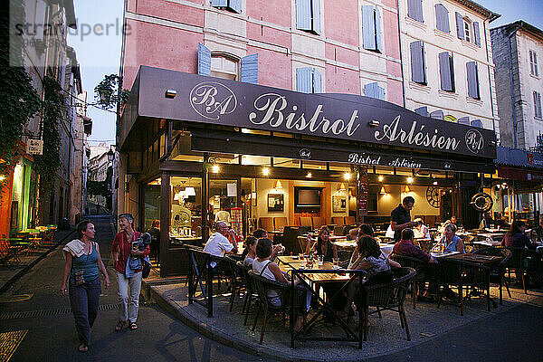 Menschen sitzen in einem Café am Place du Forum  Arles  Provence  Frankreich.