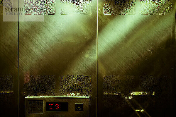 In einem Aufzug.