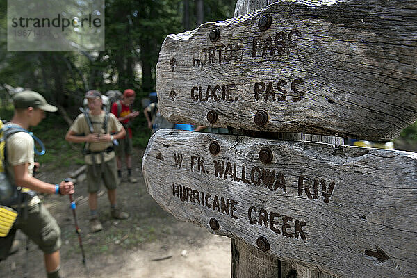 Eine Pfadfindergruppe wandert am dritten Tag ihrer Wanderung an einem Schild im Lakes Basin Area der Eagle Cap Wilderness im Nordosten Oregons vorbei.