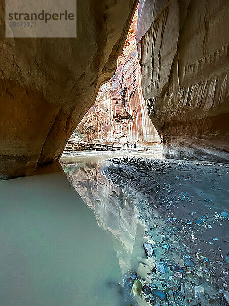 Eine Gruppe von Wanderern unterhalb des Slide Rock Arch im Paria Canyon