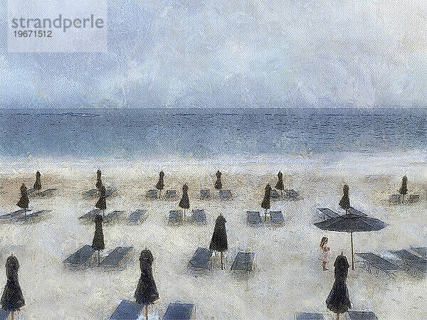 Ein kleines Mädchen steht allein an einem einsamen Strand  umgeben von leeren Liegestühlen und zusammengeklappten Sonnenschirmen.