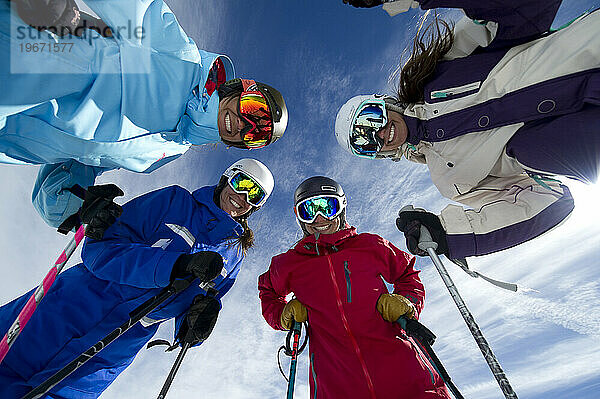 Eine Gruppe Skifahrerinnen versammelt sich im Winter im Kirkwood Mountain Resort in Kirkwood  Kalifornien  und lächelt mit ihrem Skilehrer.