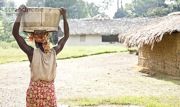 Starke liberianische Frau  die Wasser trägt