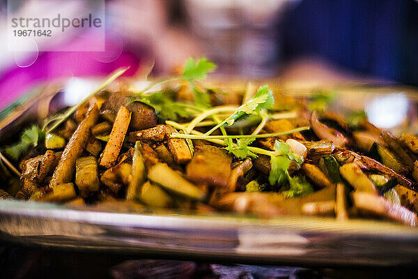 Chinesische Küche mit Fisch  Kartoffeln und Gemüse