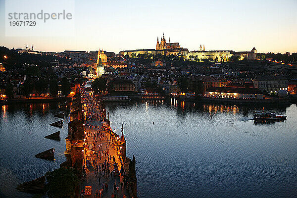 Blick über die Karlsbrücke  das Schloss und den Veitsdom bei Nacht  Prag  Tschechische Republik.