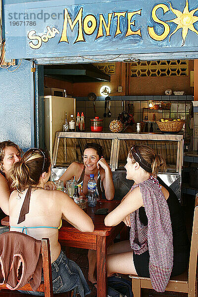 Frauen sitzen in einem Restaurant in Montezuma  Halbinsel Nicoya  Costa Rica.