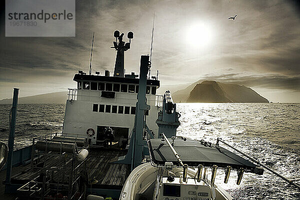 Ein Blick auf die Insel Guadalupe  während das Boot der Expedition Great White nach Hause fährt.