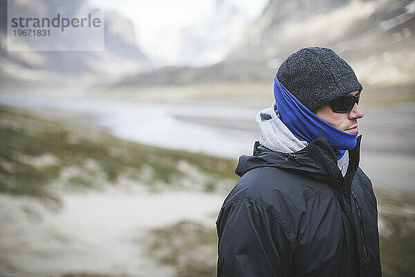 Wanderer auf der Baffininsel in der kanadischen Arktis  Auyuittuq-Nationalpark  Nunavut  Kanada