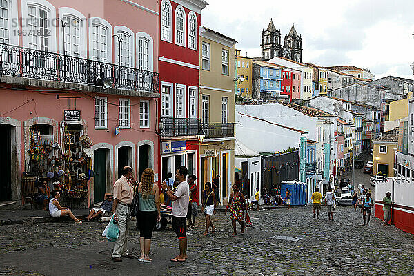 Gepflasterte Straßen und Kolonialarchitektur Largo de Pelourinho  Salvador  Bahia  Brasilien.