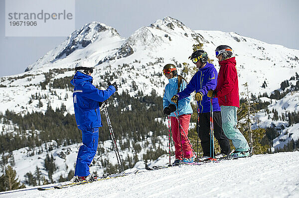 Eine Gruppe von Skifahrern versammelt sich im Winter im Kirkwood Mountain Resort in Kirkwood  Kalifornien  um ihrem Skilehrer zuzuhören.