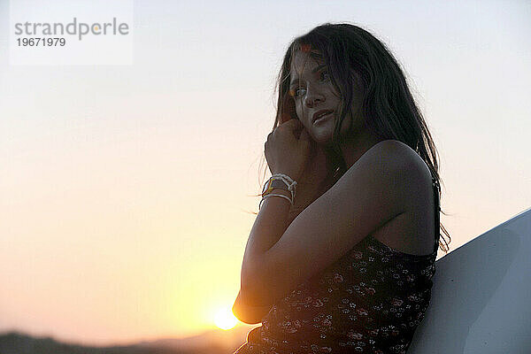Eine junge Frau genießt einen spanischen Sonnenuntergang.
