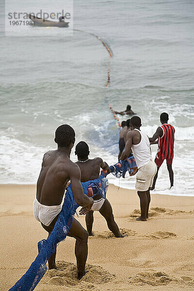 Fischer aus Sierra Leone ziehen ein großes Netz aus dem Meer