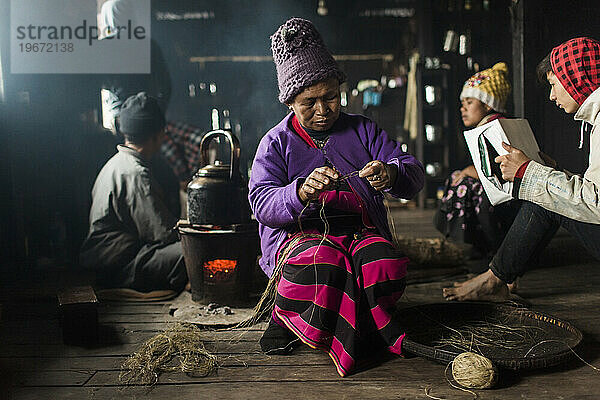 Ältere Frau strickt drinnen  Myanmar  Shan  Myanmar