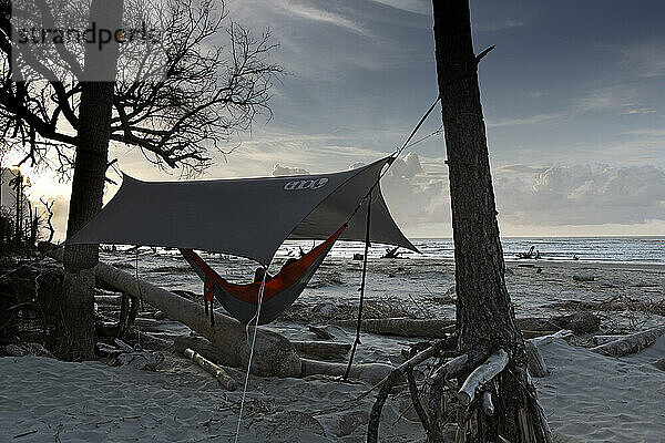 Camping-Hängematte am Strand aufgebaut.