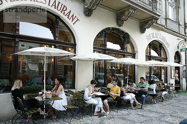 Menschen sitzen in einem Restaurant in Josefov  Prag  Tschechische Republik.