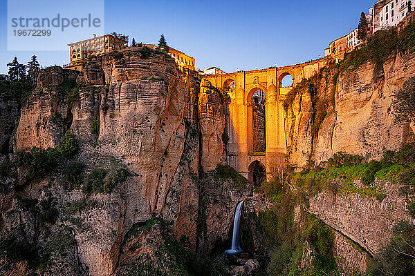 Ronda-Ansicht mit schöner Brücke und Wasserfall in Andalusien  Spanien