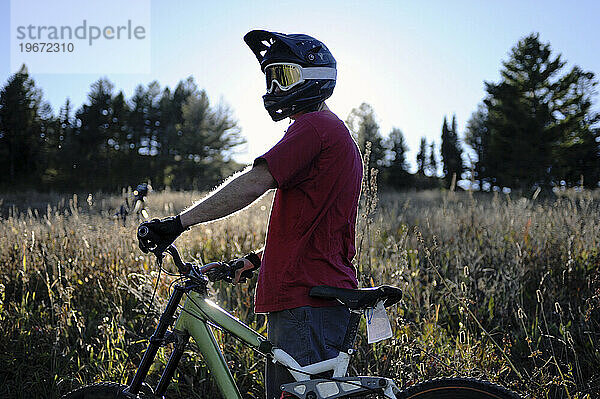 Ein männlicher Mountainbiker fährt einen Trail im Südwesten von Montana.