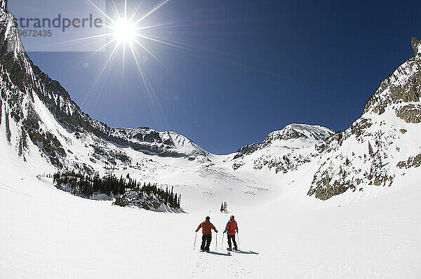 Zwei Personen beim Schneeschuhwandern am Cameron Pass  Colorado.