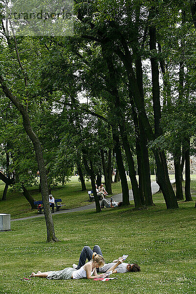 Menschen entspannen sich in einem Park auf dem Petrín-Hügel  Mala Strana  Prag  Tschechische Republik.