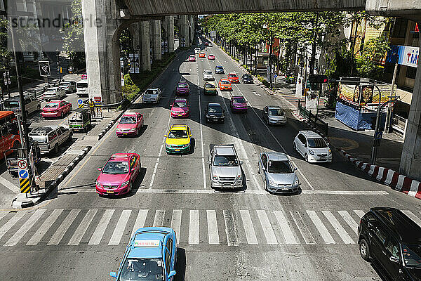 Erhöhte Ansicht von Autos und Taxis auf einer Stadtstraße  Bangkok.