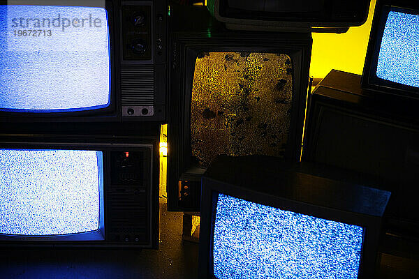 Alte Fernseher zeigen statisches Rauschen.