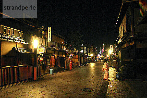 Geiko (Geisha) steht in einer breiten Straße  Kyoto  Japan.