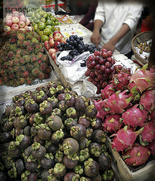 An einem Obststand auf dem Nassmarkt  den die Einheimischen Psar Chas nennen  in Siem Reap  Kambodscha  geht das Geschäft weiter.