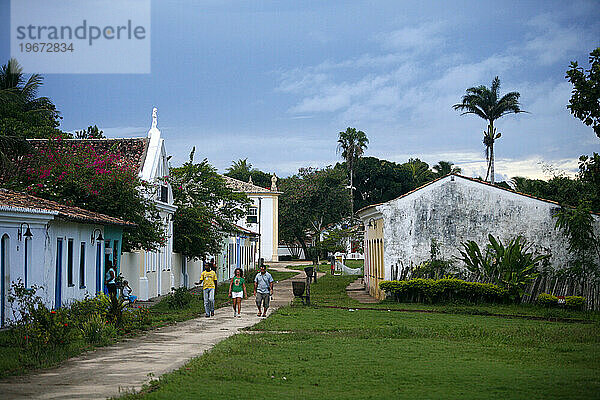 Straßenszene mit den Häusern der ersten Siedler im historischen Zentrum (cidade alta) von Porto Seguro  Bahia  Brasilien
