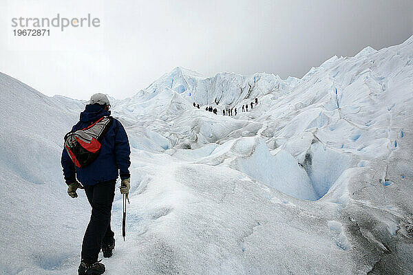 Menschen wandern auf dem Gletscher in Patagonien